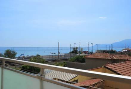 Sea view apartment with private parking