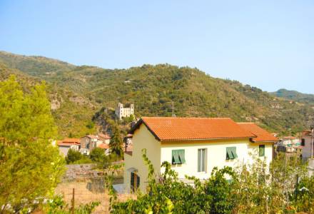 Villa with Garden and Open View to the Castle