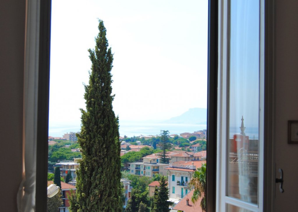 Sale Heritage homes Bordighera - Apartment with garden in historic villa with sea view Locality 