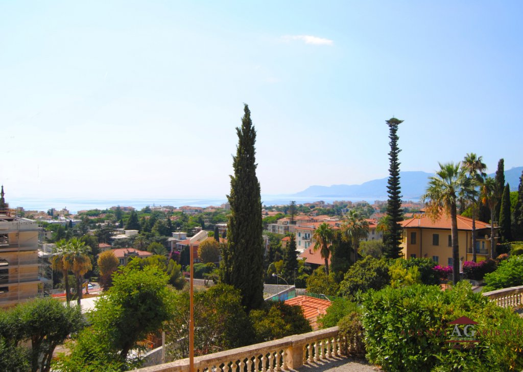 Vendita Case e Appartamenti d'epoca Bordighera - Appartamento con giardino in villa storica vista mare Località Via Romana