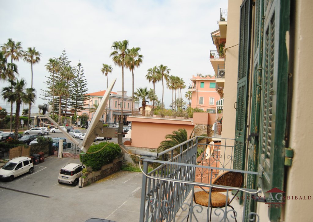 Sale Heritage homes Bordighera - Large Historic Apartment with Sea View and Parking Locality 