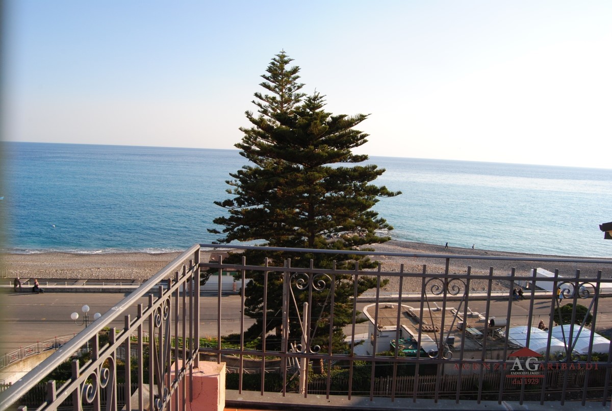 Attico BORDIGHERA vendita  Bordighera  Agenzia Immobiliare Garibaldi